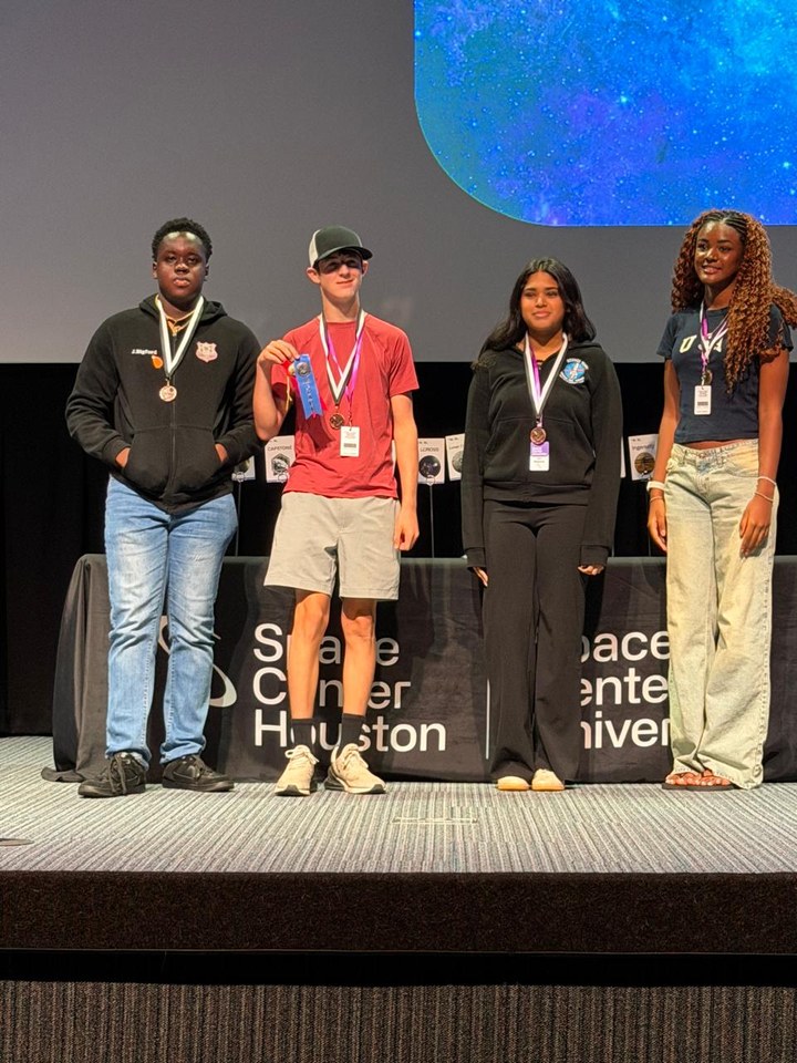 Jayvaughn Bigford with fellow NASA Space University Camp participants